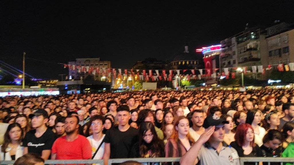 Konsere geç gelen ve ıslıklanan Teoman basın mensuplarını konserinden kovdu 13