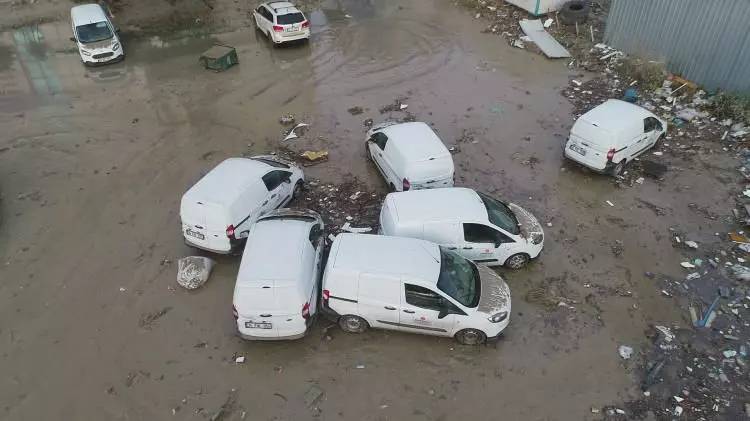 İstanbul ve Kırklareli'ni vuran aşırı yağmur felaketinin dehşet verici görüntüleri gün ağırınca gözler önüne serildi 12