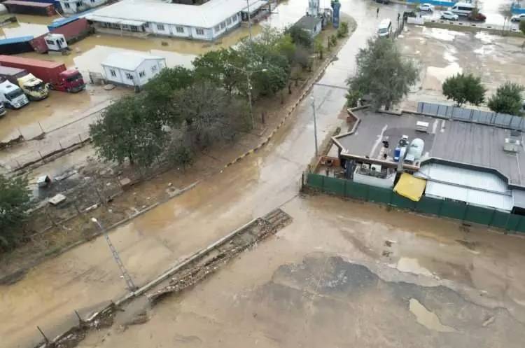 İstanbul ve Kırklareli'ni vuran aşırı yağmur felaketinin dehşet verici görüntüleri gün ağırınca gözler önüne serildi 3