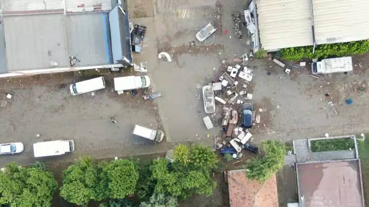 İstanbul ve Kırklareli'ni vuran aşırı yağmur felaketinin dehşet verici görüntüleri gün ağırınca gözler önüne serildi 4