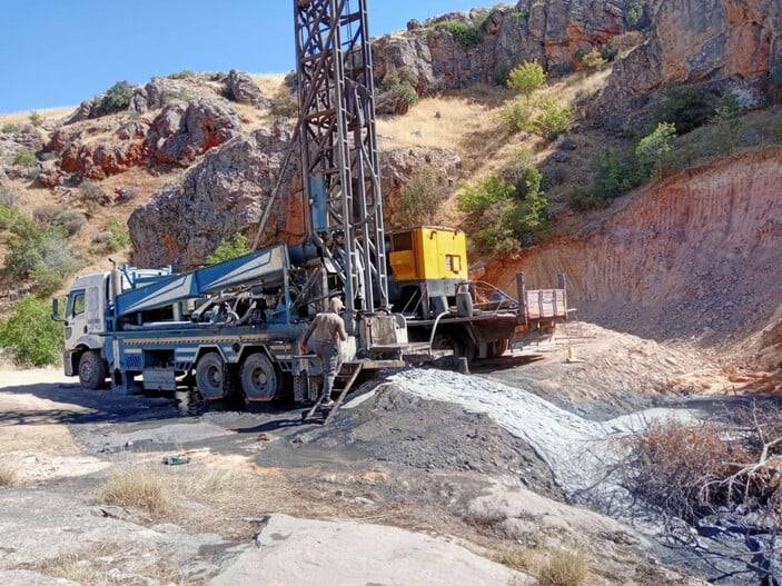 Bir ilimizden sevindirici petrol haberi daha! Su bulmak için yapılan sondaj çalışmasında petrol fışkırdı 2