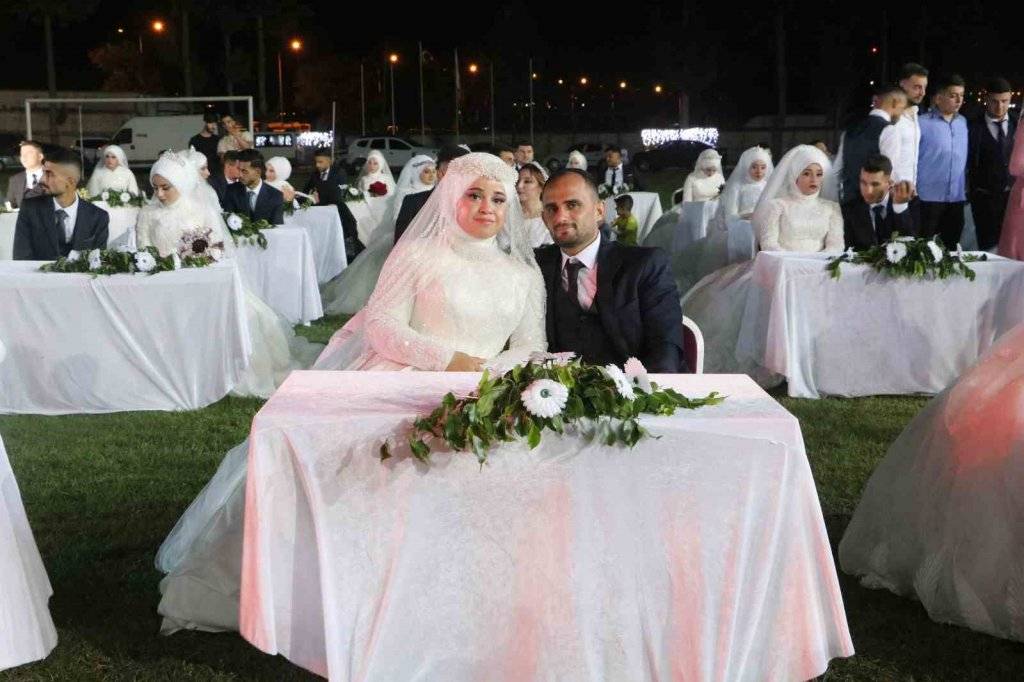 100 depremzede çift, toplu düğün töreniyle dünya evine girdi, Damat ve gelinlerin dansları renkli görüntülere sahne oldu 1