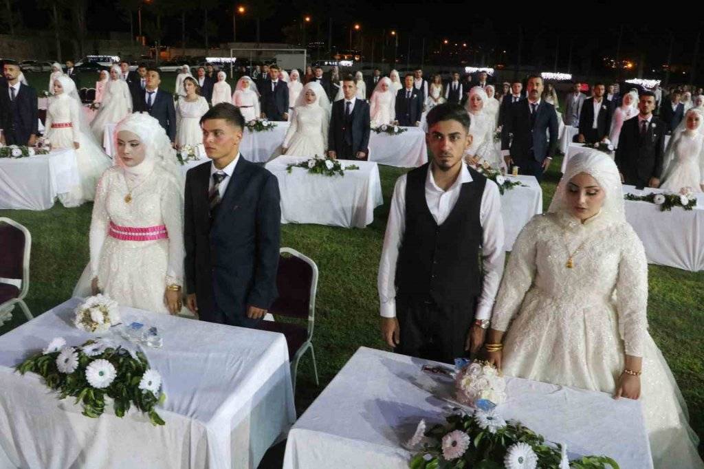 100 depremzede çift, toplu düğün töreniyle dünya evine girdi, Damat ve gelinlerin dansları renkli görüntülere sahne oldu 11