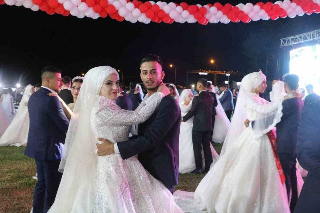 100 depremzede çift, toplu düğün töreniyle dünya evine girdi, Damat ve gelinlerin dansları renkli görüntülere sahne oldu 6