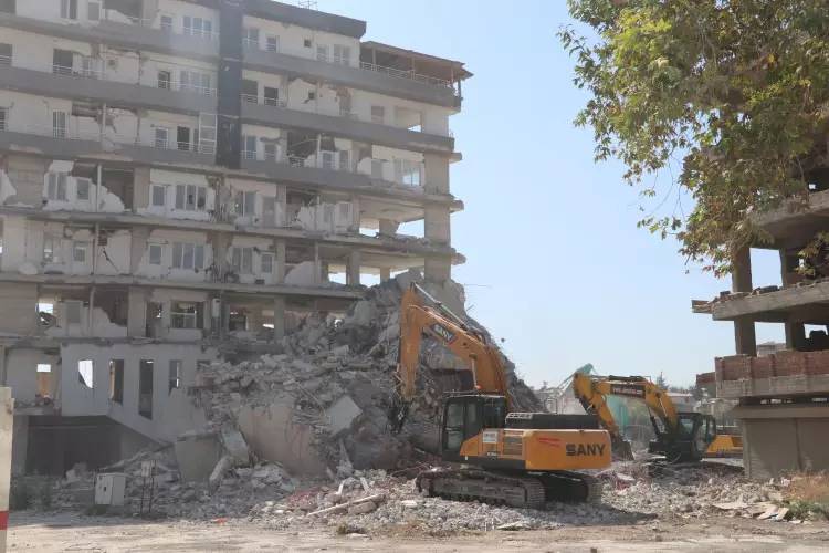 Deprem bölgesinde Enkazın yüzde 72’si kaldırıldı: Vatandaş yıllarca yaşadığı sokakları tanıyamaz hale geldi, inanılmaz görüntüler 15