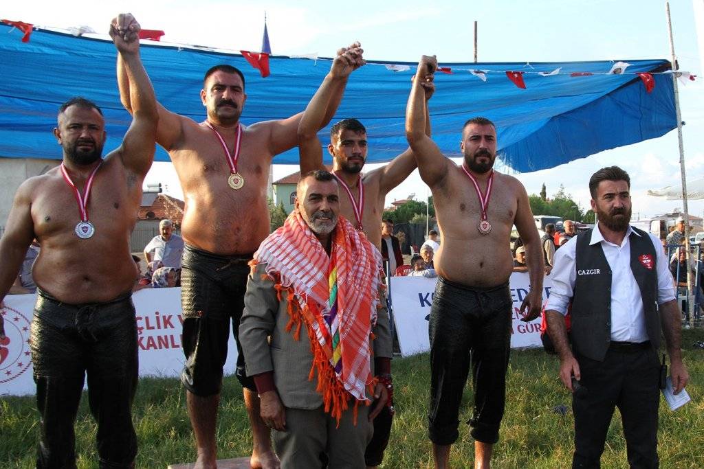 Kula Yağlı Pehlivan Güreşleri'nin finalinde Süleyman Aykırı'yı yenen Yıldıray Akın baş pehlivan oldu 12