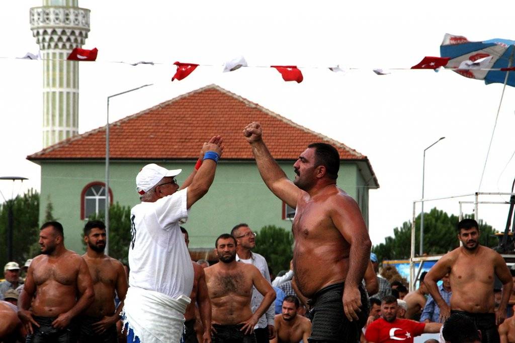 Kula Yağlı Pehlivan Güreşleri'nin finalinde Süleyman Aykırı'yı yenen Yıldıray Akın baş pehlivan oldu 4