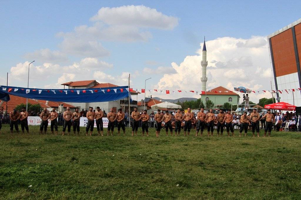 Kula Yağlı Pehlivan Güreşleri'nin finalinde Süleyman Aykırı'yı yenen Yıldıray Akın baş pehlivan oldu 5