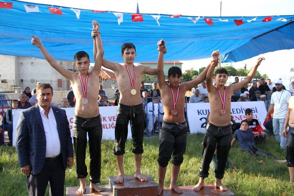 Kula Yağlı Pehlivan Güreşleri'nin finalinde Süleyman Aykırı'yı yenen Yıldıray Akın baş pehlivan oldu 9