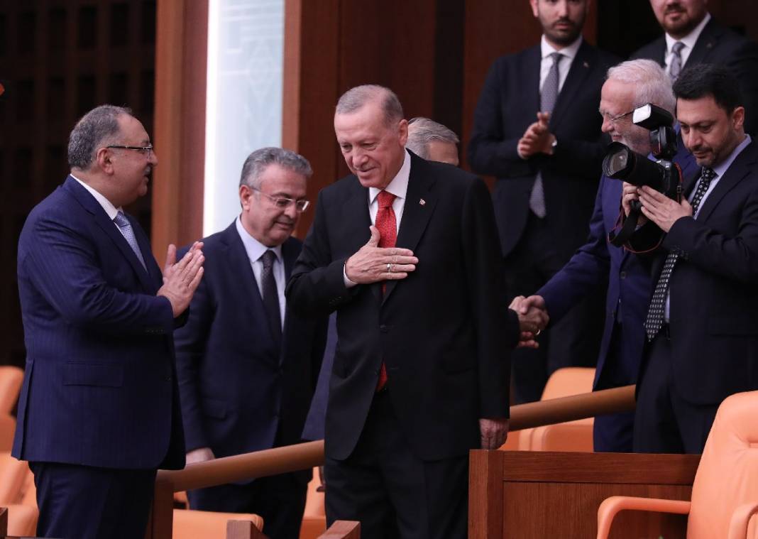 Mecliste utandıran görüntü! CHP ve HDP sıralarında Erdoğan hazımsızlığı, Erdoğan, Meclis salonuna girince yine ayağa kalkmadılar 7