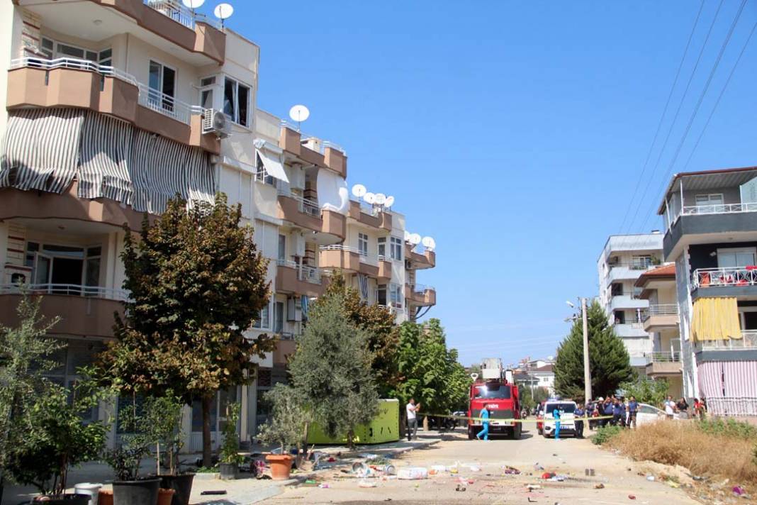 Antalya'da bunalıma giren bir kadın, tüm evi pencereden aşağı attı! Mahalleli film gibi izledi! 11