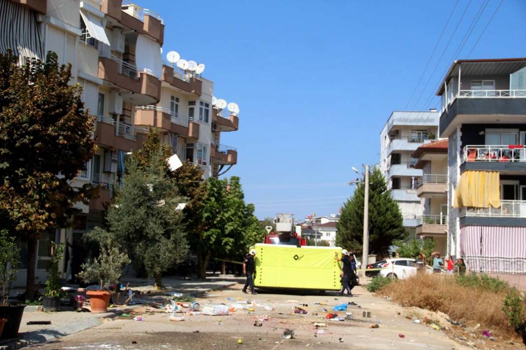 Antalya'da bunalıma giren bir kadın, tüm evi pencereden aşağı attı! Mahalleli film gibi izledi! 13