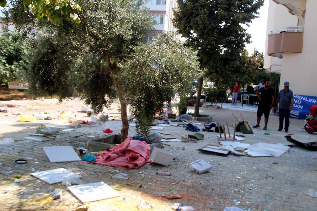 Antalya'da bunalıma giren bir kadın, tüm evi pencereden aşağı attı! Mahalleli film gibi izledi! 2