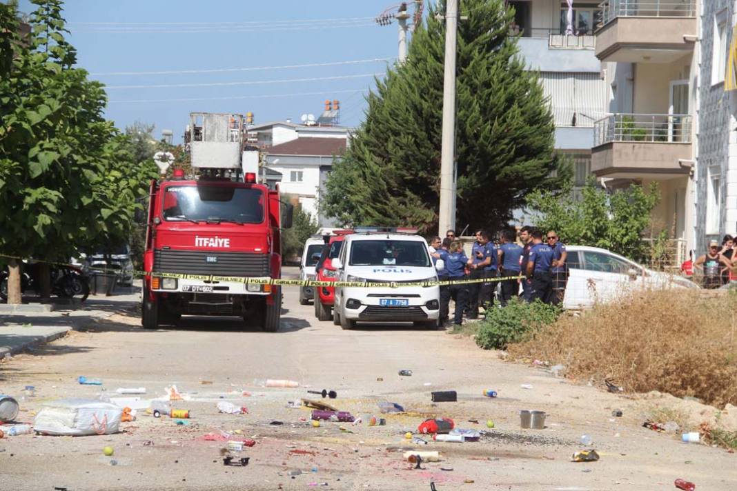 Antalya'da bunalıma giren bir kadın, tüm evi pencereden aşağı attı! Mahalleli film gibi izledi! 9