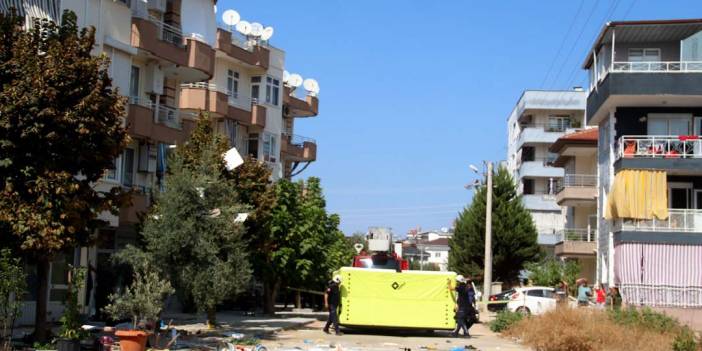 Antalya'da bunalıma giren bir kadın, tüm evi pencereden aşağı attı! Mahalleli film gibi izledi!