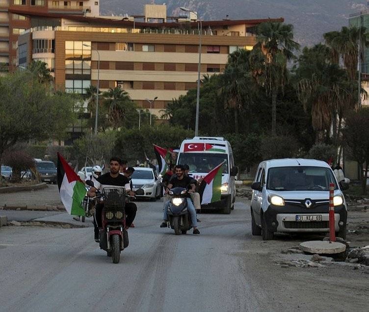 İsrail'in barbarlığı devam ediyor, sivillerin boşaltması için gösterdiği yollardaki konvoyları vurarak yine masum sivilleri katletti 22