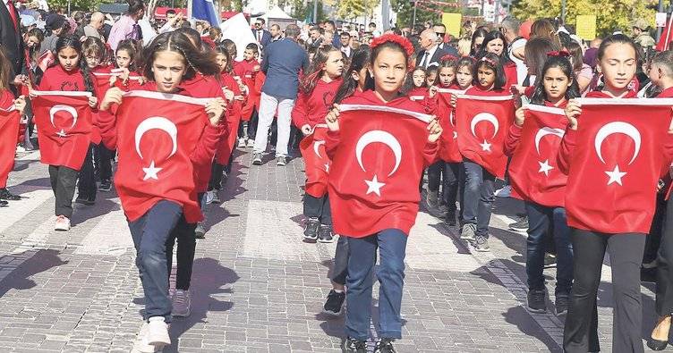 Türkiye'den ikinci yüz yıla merhaba! 7 den 70'e 81 ilde tüm Türkiye tek yürek oldu 1