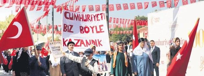 Türkiye'den ikinci yüz yıla merhaba! 7 den 70'e 81 ilde tüm Türkiye tek yürek oldu 7