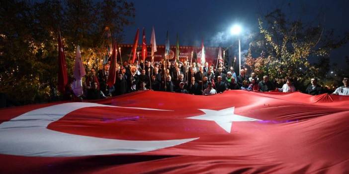 Türkiye'den ikinci yüz yıla merhaba! 7 den 70'e 81 ilde tüm Türkiye tek yürek oldu