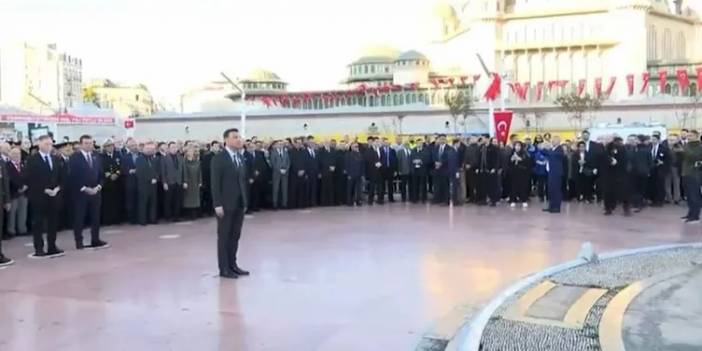 CHP'den tepki çeken 10 kasım görüntüleri! İstanbul il başkanı Özgür Çelik çelenk getirmeyi unuttu, selamlamayı çelenksiz yaptı