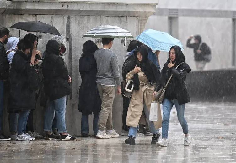 Meteorolojiden kar, sel, su baskını ve fırtına uyarısı! İstanbul, İzmir ve Antalya dahil 16 il içi sarı ve turuncu kod uyarısı 12