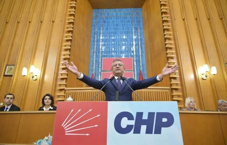 CHP'de isimler değişti ancak zihniyet aynı kaldı! Özgür Özel Türkiye düşmanı sözde sanatçının önünde eğildi, elini öptü 7