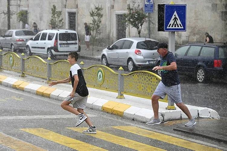 Şiddetli yağış ve fırtına Türkiye'yi esir aldı! İki ilden acı haber geldi 4