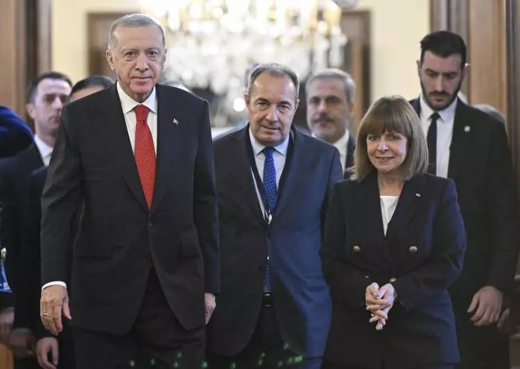 Cumhurbaşkanı Recep Tayyip Erdoğan 6 yıl sonra Atina'da, tarihi görüşme fotoğraflara böyle yansıdı 1
