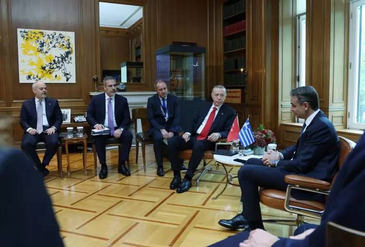 Cumhurbaşkanı Recep Tayyip Erdoğan 6 yıl sonra Atina'da, tarihi görüşme fotoğraflara böyle yansıdı 24