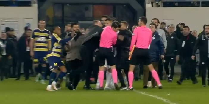 Ankaragücü Başkanı Faruk Koca maç sonu sahaya inerek hakem Halil Umut Meler'e sahanın ortasında saldırdı