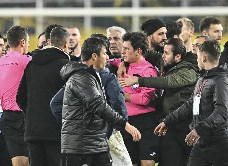 Halil Umut Meler saldırı olayıyla dünyaya rezil olduk, İşte dünyadaki gazete manşetleri 2