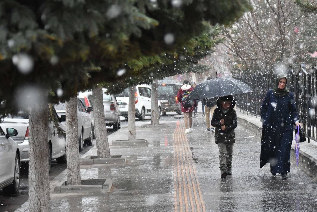 Meteoroloji üstüne basa basa uyarmıştı! Beklenen kış geldi! Lapa lapa kar yağışı başladı! 1