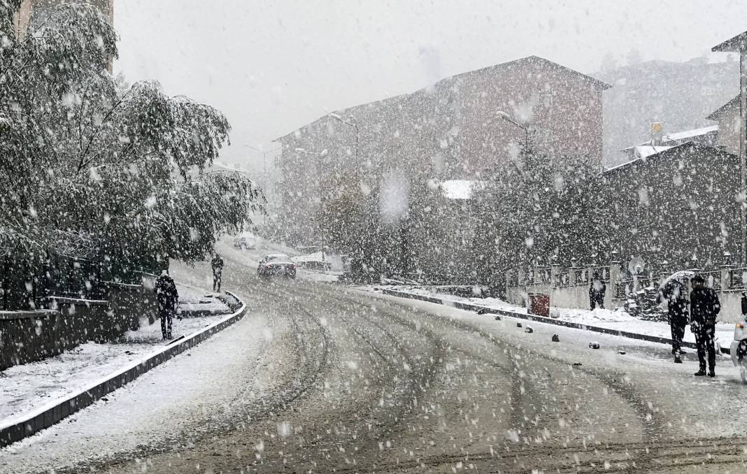 Meteoroloji üstüne basa basa uyarmıştı! Beklenen kış geldi! Lapa lapa kar yağışı başladı! 2
