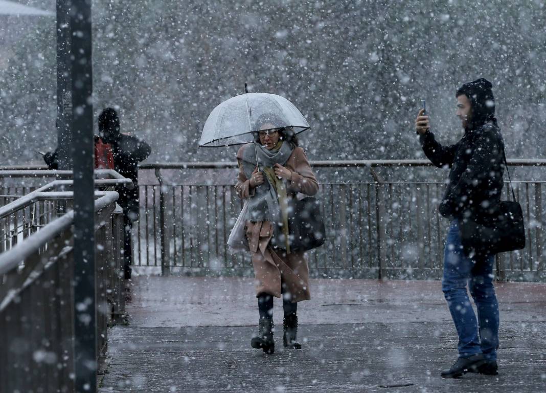 Meteoroloji üstüne basa basa uyarmıştı! Beklenen kış geldi! Lapa lapa kar yağışı başladı! 5