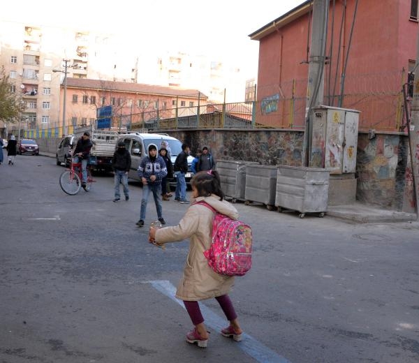 Hamile Kadına Çocuğunun Yanında Cinsel Tacizde Bulundular 9