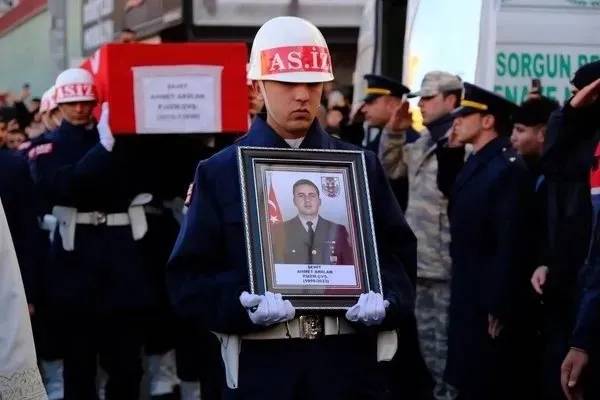 Türkiye Şehitlerini uğurladı, Kahramanlara son görev 14