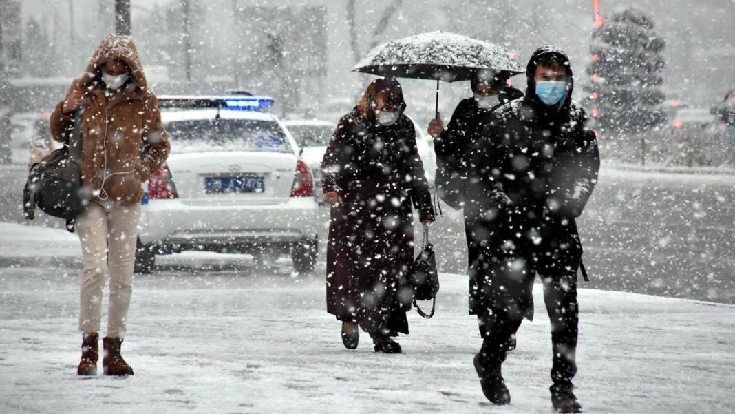 İstanbul'a kar yağacak mı, ne zaman yağacak? Meteorolojiden kar fırtına ve şiddetli yağmur uyarısı, 25 Aralık Pazartesi hava durumu 1