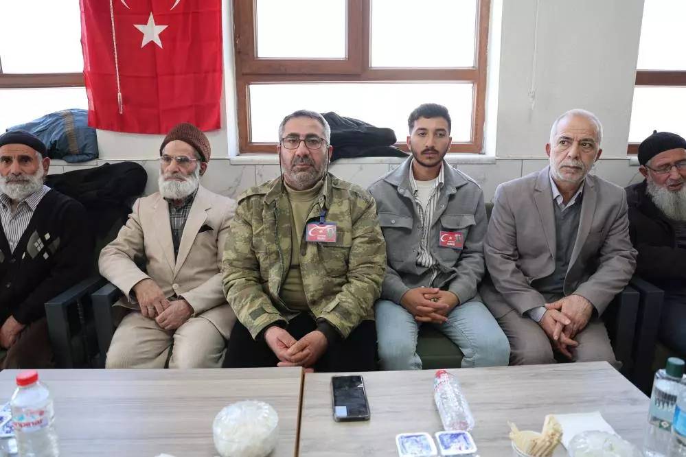 Türkiye'nin konuştuğu şehit babası Mehmet Aslan'dan açıklama :Özgür Özel ve Can Ataklıya öyle bir cevap verdi ki! 7