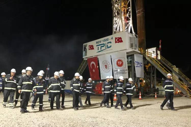 Bakan Bayraktar 2024 yılını ilk müjdesini verdi: ''Cumhuriyet tarihinin karada en büyük petrol keşfini yaptık'' 13