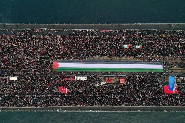 Türkiye ayakta! Şehitlere rahmet  Filistin'e destek İsrail'e lanet için binlerce kişi Galata köprüsünde yürüyüş gerçekleştirdi 10