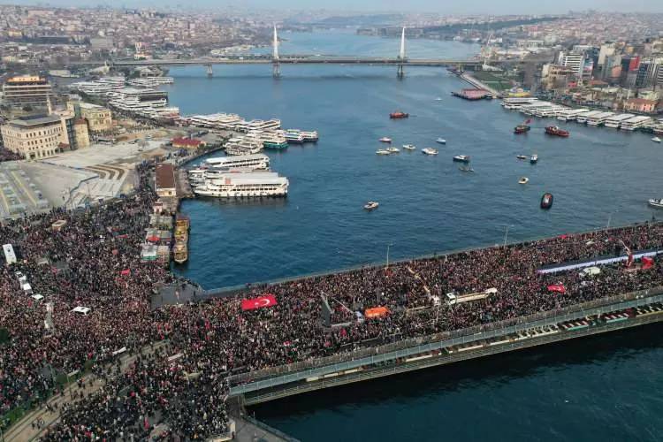 Türkiye ayakta! Şehitlere rahmet  Filistin'e destek İsrail'e lanet için binlerce kişi Galata köprüsünde yürüyüş gerçekleştirdi 12