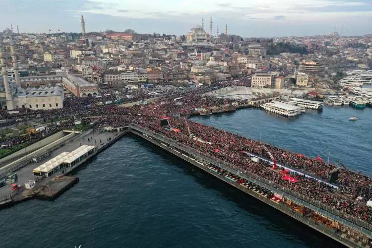 Türkiye ayakta! Şehitlere rahmet  Filistin'e destek İsrail'e lanet için binlerce kişi Galata köprüsünde yürüyüş gerçekleştirdi 13