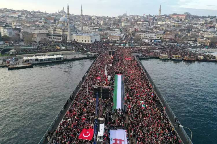 Türkiye ayakta! Şehitlere rahmet  Filistin'e destek İsrail'e lanet için binlerce kişi Galata köprüsünde yürüyüş gerçekleştirdi 15