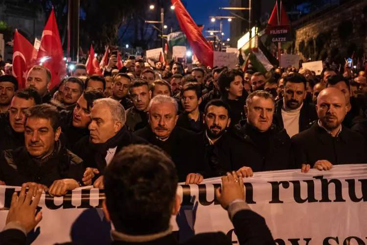 Türkiye ayakta! Şehitlere rahmet  Filistin'e destek İsrail'e lanet için binlerce kişi Galata köprüsünde yürüyüş gerçekleştirdi 19