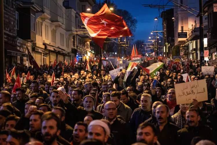 Türkiye ayakta! Şehitlere rahmet  Filistin'e destek İsrail'e lanet için binlerce kişi Galata köprüsünde yürüyüş gerçekleştirdi 20