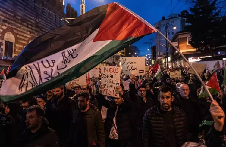 Türkiye ayakta! Şehitlere rahmet  Filistin'e destek İsrail'e lanet için binlerce kişi Galata köprüsünde yürüyüş gerçekleştirdi 21