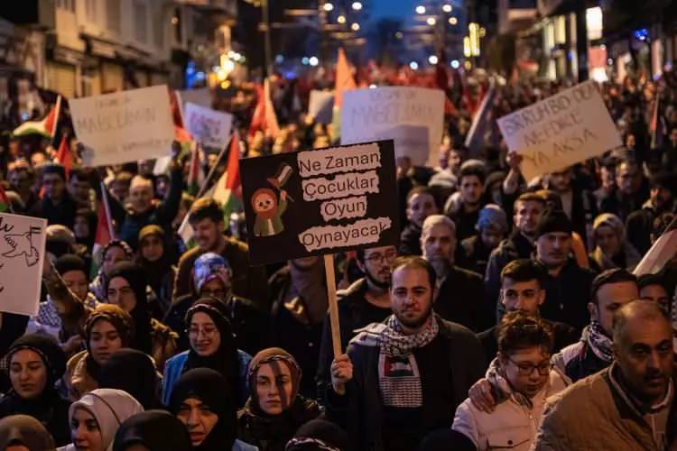 Türkiye ayakta! Şehitlere rahmet  Filistin'e destek İsrail'e lanet için binlerce kişi Galata köprüsünde yürüyüş gerçekleştirdi 22