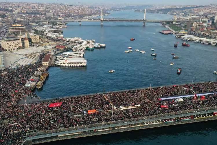 Türkiye ayakta! Şehitlere rahmet  Filistin'e destek İsrail'e lanet için binlerce kişi Galata köprüsünde yürüyüş gerçekleştirdi 4