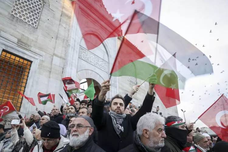 Türkiye ayakta! Şehitlere rahmet  Filistin'e destek İsrail'e lanet için binlerce kişi Galata köprüsünde yürüyüş gerçekleştirdi 6