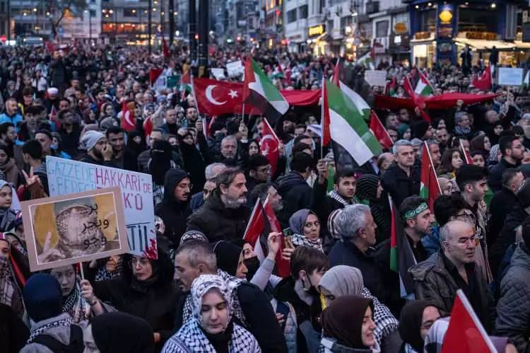 Türkiye ayakta! Şehitlere rahmet  Filistin'e destek İsrail'e lanet için binlerce kişi Galata köprüsünde yürüyüş gerçekleştirdi 7